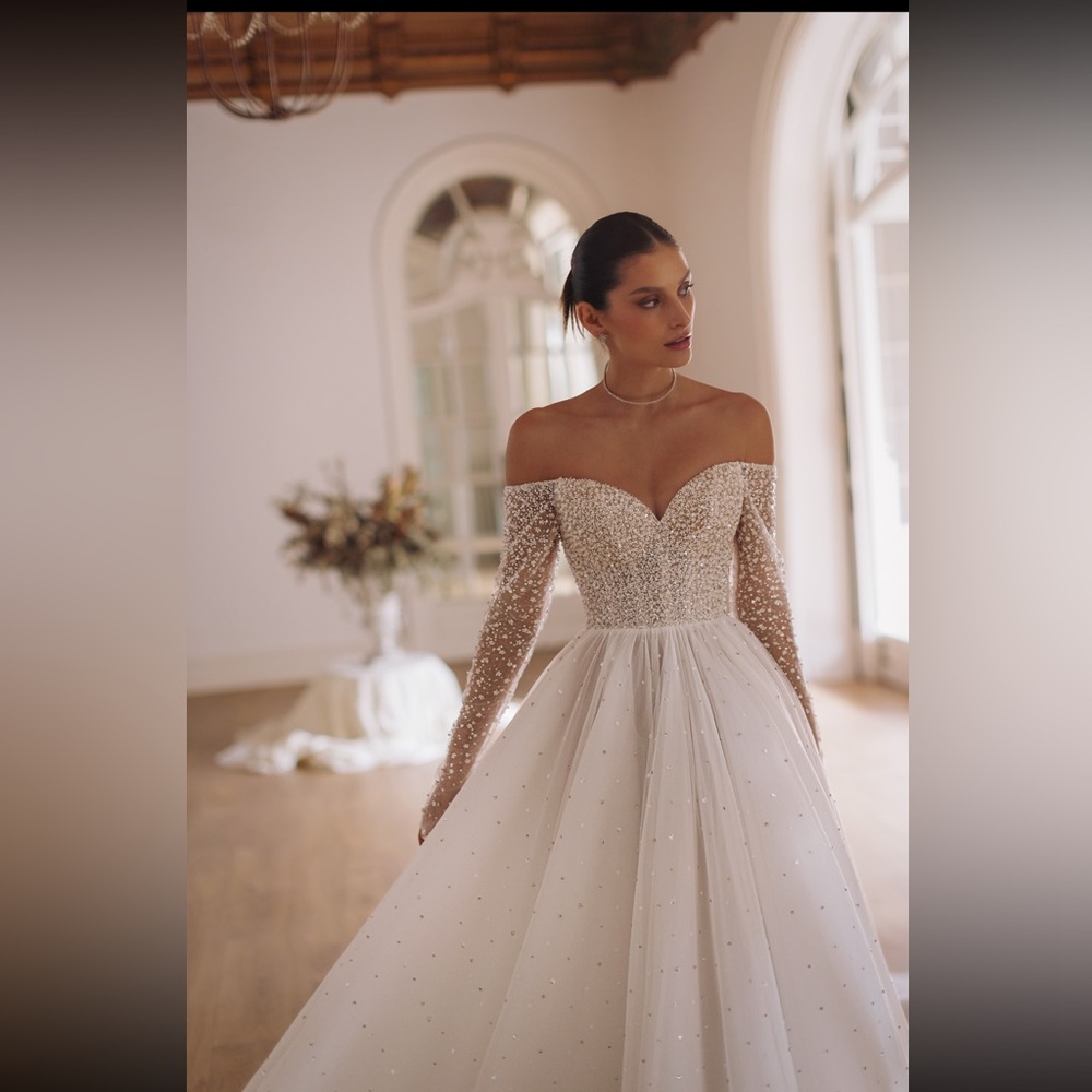 Elegant Off-Shoulder Ivory Embellished Tulle Wedding Dress.  Size 12.  Q75